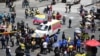 Personas bloquean una intersección para protestar por el derecho al trabajo durante los cierres parciales implementados por la alcaldesa Claudia López para controlar la propagación de COVID-19 en el centro de Bogotá, el 24 de agosto de 2020.