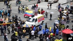 Personas bloquean una intersección para protestar por el derecho al trabajo durante los cierres parciales implementados por la alcaldesa Claudia López para controlar la propagación de COVID-19 en el centro de Bogotá, el 24 de agosto de 2020.