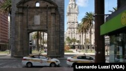 El centro de Montevideo, la capital uruguaya, luce vacía el domingo, 29 de marzo de 2020, debido a la orden de distanciamiento social implementada por el gobierno ante la pandemia de coronoavirus.
