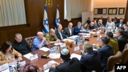 Picha hii imetolewa na ofisi ya Habari ya Serikali ya Israeli (GPO) ikionyesha Waziri Mkuu Benjamin Netanyahu (wa sita kutoka kushoto), akiongoza kikao cha Baraza la Mawaziri la Usalama kilichokutana kupiga kura kusitisha mapigano Gaza na kuachiwa mateka kuanzia Januari 19.