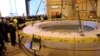 Miembros de los medios y funcionarios recorren el reactor nuclear de agua en Arak, Irán, 23 de diciembre de 2019.