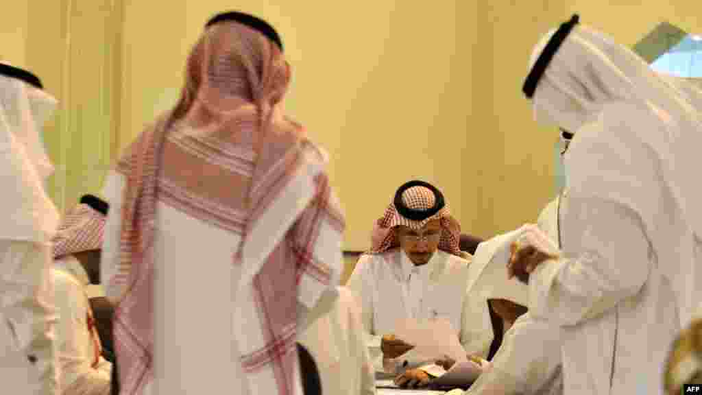 Ma'aikatan Zabe Na Kiraga Katuttukan Zabe A Karshen Zaben Da Aka Gudanar Ranar 12 Ga Watan Da Muke Ciki A Birinin Jeddah, Diasmba 14, 2015. 