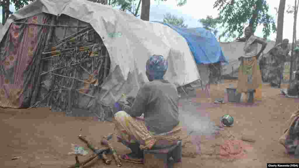 Des femmes déplacées dans l'un des camps à Oicha, Nord-Kivu, VOA/Charly Kasereka