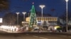 Božićno drvce na trgu u Tiraspolju, u Moldavskoj otcijepljenoj regiji Transdnjestrovlja, 3. januara 2025. Region, kojem je prekinuta isporuka ruskog gasa, ima zatvorene fabrike, ograničeno centralno grijanje i nametnuto isključenje struje.