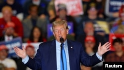 ARCHIVO - El candidato presidencial republicano y expresidente de Estados Unidos, Donald Trump, habla durante un mitin de campaña en Claremont, New Hampshire, Estados Unidos, el 11 de noviembre de 2023. 