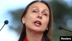 L'ambassadeur d'Israel à l'ONU, Aviva Raz Shechter s'adresse aux manifestants à Genèva, Suisse, le 18 mars, 2019. 