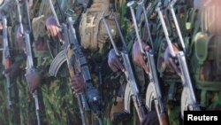 Miembros del primer contingente de policías kenianos permanecen en formación en Puerto Príncipe, Haití el 26 de junio de 2024.