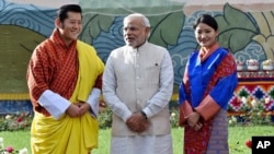 འབྲུག་གི་རྒྱལ་པོ་འཇིགས་མེད་གེ་སར་རྣམ་རྒྱལ་དབང་ཕྱུག་དང་རྒྱ་གར་གྱི་སྲིད་བློན་ནེ་རན་ཌ་མོ་དྷི་ བཙུན་མོ་ཨ་ཞེ་རྗེ་བཙུན་པདྨ་བཅས། ༢༠༡༤