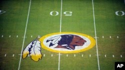 Logo Vašington Redskinsa na terenu pred početak utakmice sa Nju Igland Petriotsima u Lendoveru u Merilendu. 