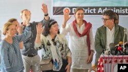 Les membres de l'équipe du Conseil de sécurité de l'Onu levant la main pour répondre à une question, lors de leur visite au Bangladesh, le 29 avril 2018. 
