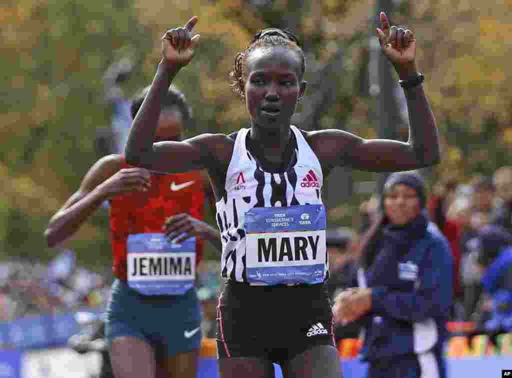 Mary Keitany jubile comme elle devance Jemima Sumgong sur la ligne d’arrivée ; les deux athlètes, toutes du Kenya, ont terminé première et deuxième au 44eme du Marathon (version féminine) de New York à New York, le 2 novembre 2014.
