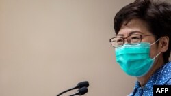 资料照： 戴着口罩的香港特首林郑月娥在一个记者会上