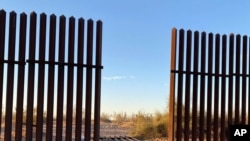 La imagen muestra un tramo del muro fronterizo por la parte sur de California, Estados Unidos, el pasado 3 de marzo.