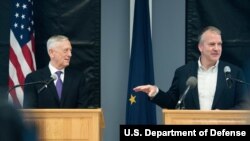 美国国防部长詹姆斯·马蒂斯和参议院军事委员会成员、参议员丹·沙利文2018年6月24日在阿拉斯加州费尔班克斯举行联合新闻发布会。