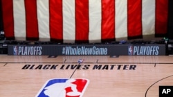 La cancha en la que se debían enfrentar los Bucks de Wisconsin y los Magic de Orlando quedó vacía y no hubo partido. En el piso de la cancha se lee en letras negras "Las Vidas Negras Importan".