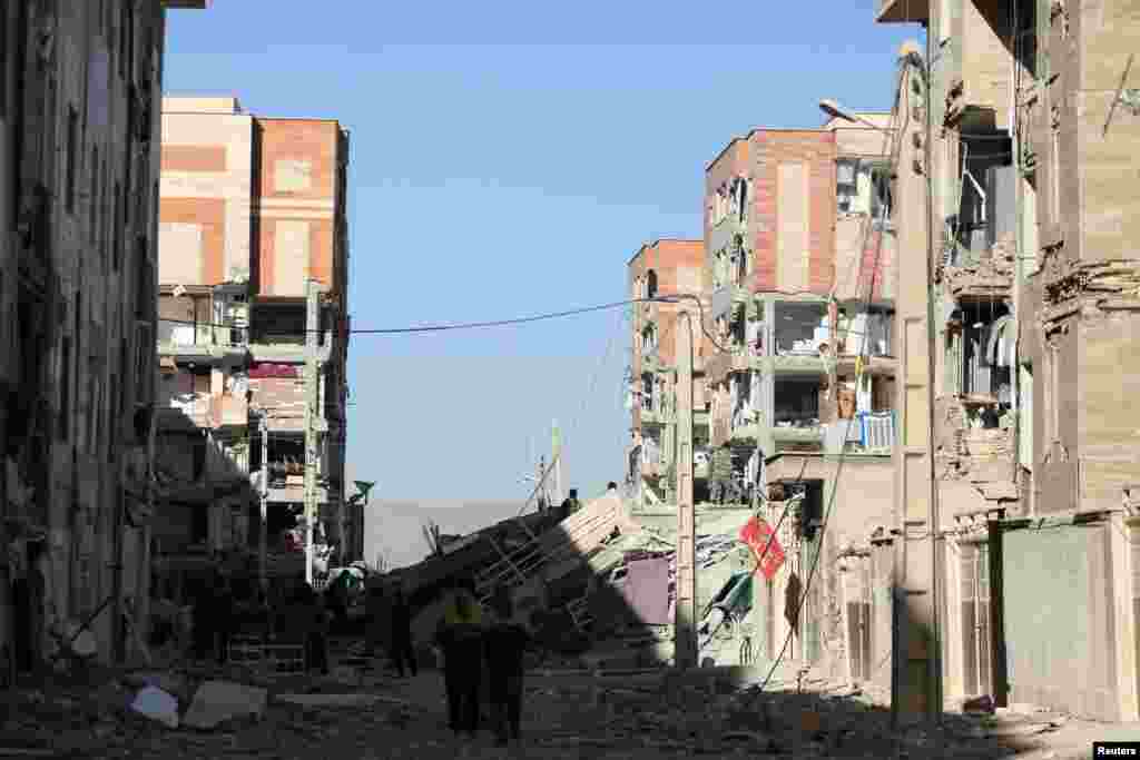 Des bâtiments ont été endommagés à la suite d'un tremblement de terre dans le comté de Sarpol-e Zahab à Kermanshah, en Iran, le 13 novembre 2017.