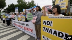 
抗议者在韩国国防部前一个反对部署萨德系统的集会上高呼口号 （2016年7月13日）
