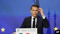 Президент Франції Еммануель Макрон виступає в університеті Сорбонна, Париж, 25 квітня 2024. Christophe Petit Tesson/AP