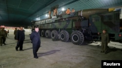 En su primera respuesta pública a la lista negra de Washington, la agencia noticiosa oficial KCNA dijo que Corea del Norte no tiene vínculos con el terrorismo y no le importa "si Estados Unidos coloca la gorra del 'terrorismo' sobre nosotros o no".
