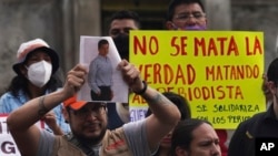 Comunicadores mexicanos protestan para llamar la atención a los asesinatos de periodistas en México el 9 de mayo de 2022. 