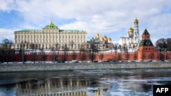 Une vue de la rivière Moskva et les tours du Kremlin et des cathédrales à Moscou.le 29 mars 2018