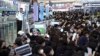 Sube la tensión en Hong Kong el martes 13 de agosto de 2019, cuando miles de manifestantes tomaron el aeropuerto internacional impidiendo las operaciones.