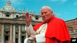 Paus Yohanes Paulus II di Vatikan pada 23 April 1997. (Foto: Dok)