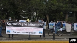 En la foto de archivo manifestantes sostienen una pancarta que dice “¡Kamala, te están mintiendo!", durante una visita de la vicepresidenta de EE. UU. a Guatemala.