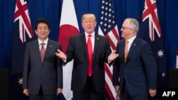 13일 동남아시아국가연합(ASEAN) 정상회의가 열린 필리핀 마닐라에서 아베 신조 일본 총리(왼쪽부터), 도널드 트럼프 미국 대통령, 맬컴 턴불 호주 총리가 3자회담을 가졌다. 