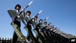 中國軍人為9.3閱兵進行步操訓練。