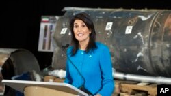 Duta Besar A.S. untuk PBB, Nikki Haley memberikan keterangan kepada media di depan temuan kepingan roket Iran, dalam konferensi pers di Joint Base Anacostia-Bolling, Washington, 14 Desember 2017.
