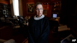 La magistrada Ruth Bader Ginsburg en sus oficinas de la Corte Suprema en una imagen de julio del 2013.