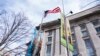 ARCHIVO - Una bandera estadounidense ondea en la fachada de la sede de la USAID en Washington, el 7 de febrero de 2025.