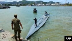 Ecuador ha desplegado a su fuerza armada para hacer frente al crimen organizado transnacional que abate al país sudamericano, esta imagen del 21 de enero muestra la captura de un semisumergible con cargamento de droga en operación conjunta con Colombia.