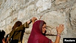 Une femme touche le mur des Lamentations, à Jérusalem, le 21 juin 2009.