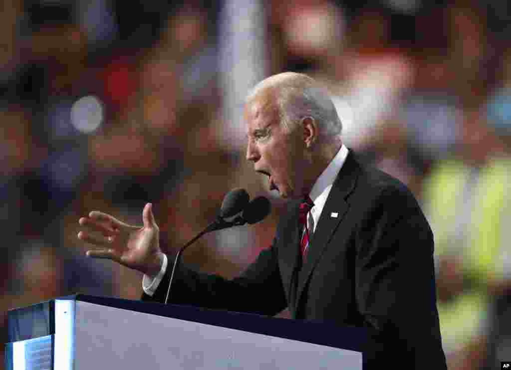 Wakil Presiden AS Joe Biden berbicara pada hari ketiga Konvensi Nasional Partai Demokrat di Philadelphia, Rabu (27/7). (AP/Paul Sancya)