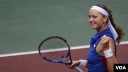 Petra Kvitova gembira setelah mengalahkan petenis Slovakia Daniela Hantuchova di putaran pertama Piala Fed Februari lalu. Kvitova akan memimpin Republik Ceko melawan Belgia di semifinal akhir pekan ini.