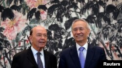 Menteri Perdagangan AS Wilbur Ross (kiri) bersama Wakil Perdana Menteri China Liu He di Wisma Negara Diaoyutai, Beijing, China, 3 Juni 2018. (Foto: dok).