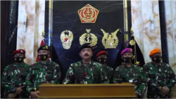 Panglima TNI Hadi Tjahjanto ditemani sejumlah petinggi TNI menyampaikan pernyataan sikap di Subden Denma Mabes TNI, Jalan Merdeka Barat, Jakarta Pusat, Sabtu, 14 November 2020. (Foto: screenshot/VOA)