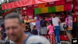 Los precios en Venezuela están expresados en dólares y bolívares. La moneda oficial convive con el dólar ante la dolarización "de facto" que vive el país. 