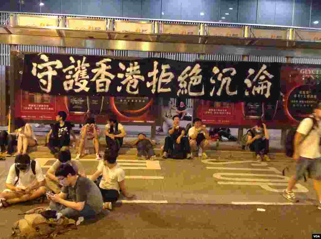 星期一凌晨金鐘附近仍有數萬市民學生堅守(美國之音海彥拍攝)