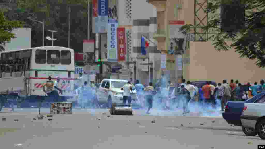 Des manifestants dispersés à coup de gaz lacrymogène par la police au cours d’une manifestation contre un 3e mandat du président Pierre Nkurunziza, vendredi 17 avril 2015.