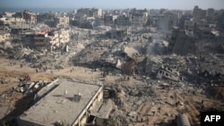 Pemandangan sekitar rumah sakit Shifa di Gaza yang sudah luluh lantak setelah militer Israel mundur dari kompleks perumahan rumah sakit pada 1 April 2024 di tengah pertempuran antara Hamas dan Israel. (Foto: AFP)