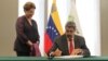 Fotografía difundida por el despacho del presidente venezolano, Nicolás Maduro, mientras firma el libro de visitantes distinguidos del Nuevo Banco de Desarrollo de los BRICS, en presencia de Dilma Rousseff, en Shanghái, China, el 10 de septiembre de 2023.