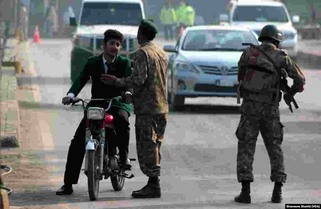 پشاور میں منگل کی صبح فوج کے زیر انتظام ایک اسکول پر دہشت گردوں کے حملے میں 126 افراد ہلاک ہو گئے ہیں۔