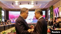 南韓外交部長朴振（左）在印尼雅加達出席東盟外長會議期間與中國最高外交官、中央外辦主任王毅會面。（路透社）
