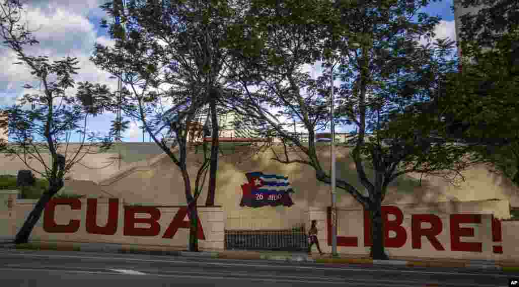 Le message espagnol "Cuba libre" sur un mur en dehors du siège du Parti communiste à La Havane, Cuba, le 27 novembre 2016.