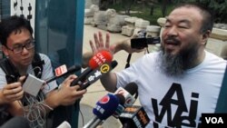 Seniman dan aktivis Tiongkok Ai Weiwei tidak berkomentar banyak kepada wartawan setelah pembebasannya dengan jaminan.