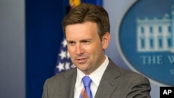 Juru bicara Gedung Putih Josh Earnest dalam jumpa pers (19/8).