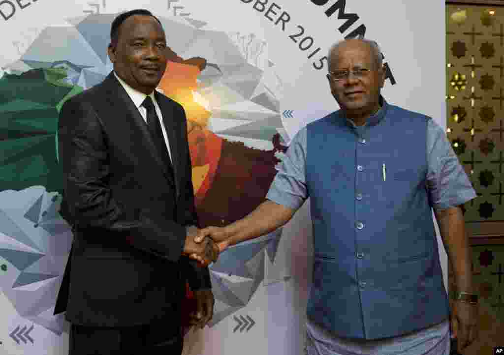 Shugaba Mohamadou Issoufou, na Jamhuriyar Nijar a lokacin da karamin minista mai kula da manyan masana'antu na Indiya, G.M. Siddeshwara, yake tarbarsa.